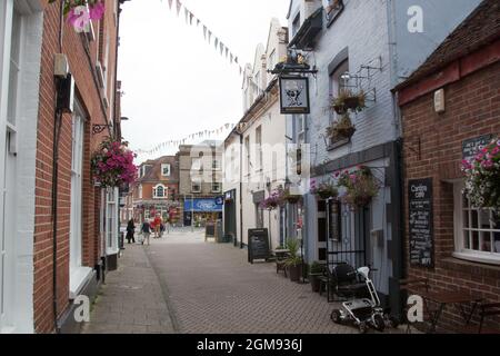 Blick auf die Church Street und die Oddfellows Arms in Wimborne, Dorset im Vereinigten Königreich Stockfoto