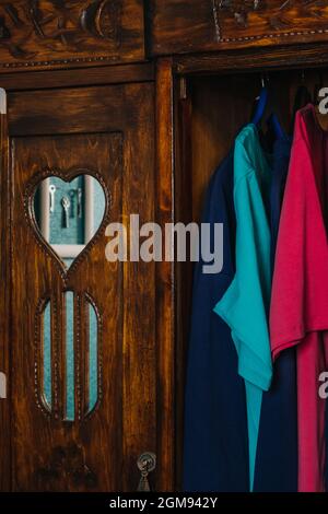 Zweiter Kleiderschrank, Vintage-Kleidung auf Kleiderbügeln im Schrank. Kreislaufwirtschaft, umweltfreundliche und nachhaltige Mode. Stockfoto