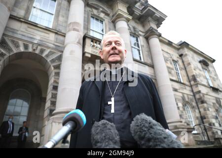 Erzbischof Eamon Martin Primas von ganz Irland spricht bei einer Veranstaltung der Presbyterianischen Kirche anlässlich des hundertjährigen Bestehens Nordirlands im Union Theological College in Belfast mit den Medien. Bilddatum: Freitag, 17. September 2021. Stockfoto