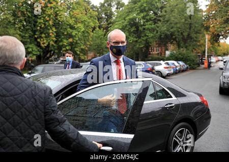 Der irische Außenminister Simon Coveney kommt zu einer Veranstaltung der Presbyterianischen Kirche anlässlich des hundertjährigen Bestehens Nordirlands im Union Theological College, Belfast. Bilddatum: Freitag, 17. September 2021. Stockfoto