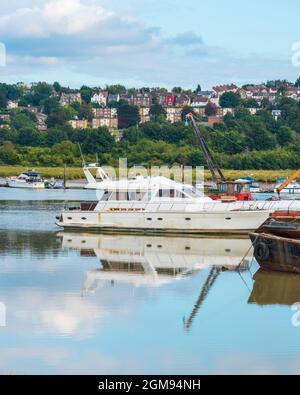 Low Tide, am späten Nachmittag Medway Estuary in Rochester in Kent mit Blick auf die gegenüberliegende Küste mit Booten und Gehäuse Stockfoto