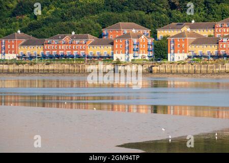 Low Tide, am späten Nachmittag Medway Estuary in Rochester in Kent mit Blick auf die gegenüberliegende Küste mit Booten und Gehäuse Stockfoto