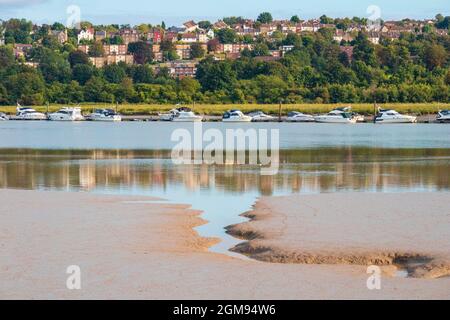 Low Tide, am späten Nachmittag Medway Estuary in Rochester in Kent mit Blick auf die gegenüberliegende Küste mit Booten und Gehäuse Stockfoto