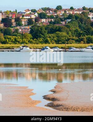 Low Tide, am späten Nachmittag Medway Estuary in Rochester in Kent mit Blick auf die gegenüberliegende Küste mit Booten und Gehäuse Stockfoto