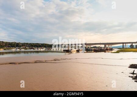 Low Tide, am späten Nachmittag Medway Estuary in Rochester in Kent mit Bootsreparatoren schwimmenden Dock im Bild und M2 Medway Bridge im Hintergrund Stockfoto