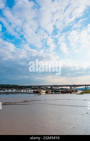 Low Tide, am späten Nachmittag Medway Estuary in Rochester in Kent mit M2 Medway Bridge im Hintergrund Stockfoto