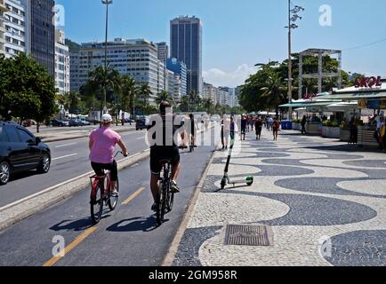 RIO DE JANEIRO, BRASILIEN - 27. DEZEMBER 2019: Menschen mit dem Fahrrad und zu Fuß auf der Promenade von der Strandpromenade der Stadt Stockfoto