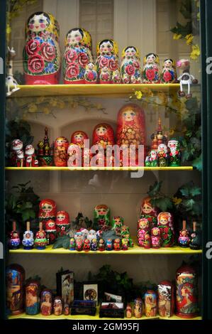 Hölzerne matryoshka Puppen in Glas Vitrine Schrank von lokalen Souvenirs Geschenke Spielzeug Shop für tschechien Menschen und ausländische Reisende kaufen Einkaufen in der Altstadt Stockfoto