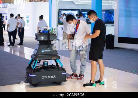 Changsha, Chinas Provinz Hunan. September 2021. Besucher interagieren mit einem Roboter auf der World Computing Conference 2021 in Changsha, der zentralchinesischen Provinz Hunan, am 17. September 2021. Quelle: Chen Sihan/Xinhua/Alamy Live News Stockfoto