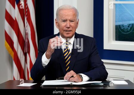 Washington, Vereinigte Staaten. September 2021. US-Präsident Joe Biden spricht am 17. September 2021 vom South Court Auditorium im Weißen Haus in Washington, DC, über das virtuelle Forum der großen Volkswirtschaften. Quelle: Yuri Gripas/Pool via CNP/dpa/Alamy Live News Stockfoto