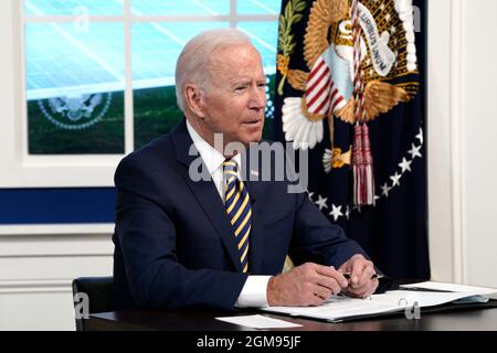 Washington, Vereinigte Staaten. September 2021. US-Präsident Joe Biden spricht am 17. September 2021 vom South Court Auditorium im Weißen Haus in Washington, DC, über das virtuelle Forum der großen Volkswirtschaften. Quelle: Yuri Gripas/Pool via CNP/dpa/Alamy Live News Stockfoto