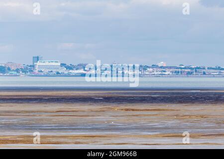 Nordküste der Themse Mündung von All Halloween in Kent aus gesehen, zeigt Southend-on-Sea in Essex an einem hellen Septembernachmittag in Low Tide Stockfoto