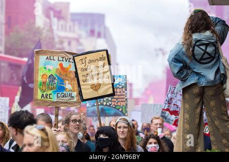 Tierrechtsdemonstranten versammeln sich während des Nationalen Tierrechtsmarsches in London am 28. August 2021 vom Smithfield Market aus. Stockfoto