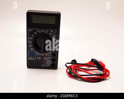 Bild eines schwarzen Digitalmultimeters oder eines AVO-Messgeräts zur Messung von elektrischen Materialien wie Spannung, Widerstand und Strom. Schießen Sie auf eine weiße isolierte BA Stockfoto