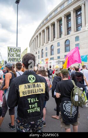 Tierrechtsdemonstranten versammeln sich während des Nationalen Tierrechtsmarsches in London am 28. August 2021 und marschieren nach Unilever. Stockfoto