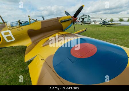 London, Großbritannien. September 2021. Spitfires vor ihrem Hangar - die letzten Vorbereitungen für die Battle of Britain Air Show im Imperial war Museum (IWM) Duxford. Kredit: Guy Bell/Alamy Live Nachrichten Stockfoto