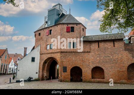 Die alte mittelalterliche Stadtmauer in der Stadt Harderwijk mit dem einzigen noch verbliebenen Tor in der Mauer, genannt 'The Vischpoort', Provinz Gelderland, das Netz Stockfoto
