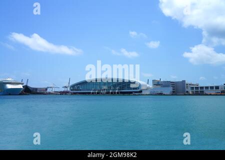 MIAMI BEACH, FL -26 APR 2021- Blick auf das Norwegian Cruise Line Gebäude in Port Miami in Florida am Atlantischen Ozean, dem größten Kreuzschiffhafen i Stockfoto