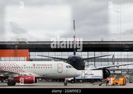 Moskau, Russland. September 2021. Rossiya Airlines Sukhoi Superjet-100 Regional Jet Airliner auf dem Internationalen Flughafen Moskau-Sheremetyevo. Kredit: SOPA Images Limited/Alamy Live Nachrichten Stockfoto