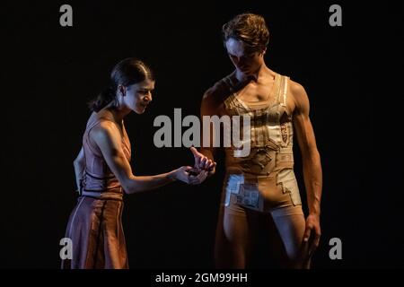 Ukrainische Ballettgala in Sadler’s Wells. Premiere von Ludovic Ondivielas System A/I, einem Stück, in dem Tänzer über „die Folgen eines Szenarios nachdenken, in dem künstliche Intelligenz die menschliche Verbindung ersetzt hat und was das für unser emotionales Leben bedeuten könnte“. Ukrainische Tänzer des American Ballet Theatre, des Wiener Staatsballetts, des Litauischen Nationalballetts und des Toulouse Ballet du Capitole treffen auf Stars des Royal Ballet und des English National Ballet. Kuratiert vom ukrainischen Tänzer (und ehemaligen Star des Royal Ballet) Ivan Putrov und der britisch-ukrainischen Theaterdirektorin Olga Danylyu. London, Großbritannien. Stockfoto