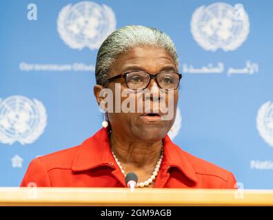 Hybrides Pressebriefing von Botschafterin Linda Thomas-Greenfield, Vertreterin der Vereinigten Staaten von Amerika bei den Vereinten Nationen am 17. September 2021 im UN-Hauptquartier in New York. Sie sprach mit Reportern über die Prioritäten und Verpflichtungen der US-Delegation während der hochrangigen Woche der UN-Generalversammlung vor dem Besuch von Präsident Joe Biden Jr. (Foto von Lev Radin/Sipa USA) Stockfoto