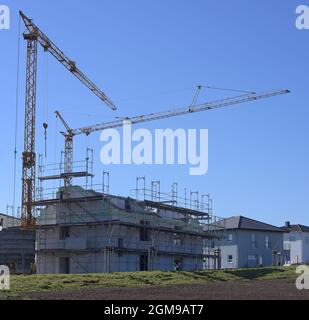 Haus im Bau mit Kränen Stockfoto