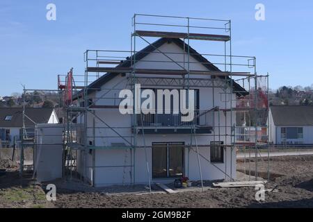 Haus im Bau mit Gerüst Stockfoto