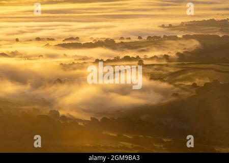 Wolkeninversion im Lyhner Valley von Sharp Tor Cornwall Stockfoto