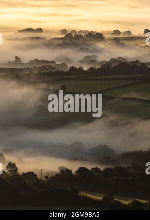 Wolkeninversion im Lyhner Valley von Sharp Tor Cornwall Stockfoto