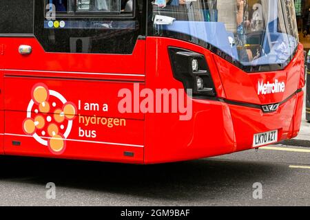 London, England - 2021. August: Zeichen an der Seite eines Londoner Busses, der voll mit Wasserstoffgas betrieben wird. Stockfoto