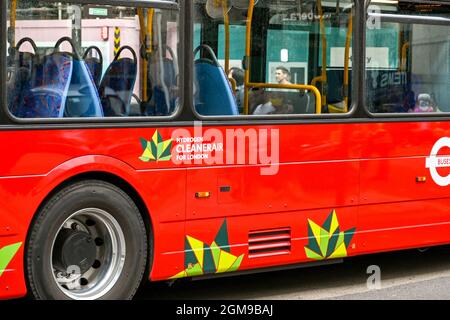 London, England - 2021. August: Zeichen an der Seite eines Londoner Busses, der voll mit Wasserstoffgas betrieben wird. Stockfoto