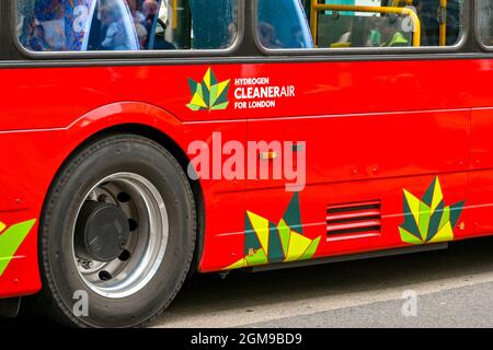 London, England - 2021. August: Zeichen an der Seite eines Londoner Busses, der voll mit Wasserstoffgas betrieben wird. Stockfoto