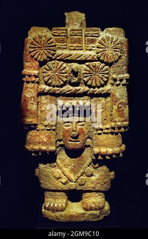 Chicomecoatl 14. Jahrhundert 1521 oder Sieben Schlange, die aztekische Göttin des Mais, der Nahrung, der Fruchtbarkeit und des landwirtschaftlichen Überflusses. Während des jährlichen Huey Tozozotli Festivals, das die Maispflanze ehrte, wurden Maiskolben und Maisstiele gebündelt und von jungen Frauen getragen, um im Tempel von Chicomecoatl zurückgelassen zu werden. Azteken (die Azteken, mesoamerikanische Kultur, Zentralmexiko 1300 bis 1521 (14.-16. Jahrhundert), Aztekenreich, Tenochtitlan, Stadtstaat der Mexica, Tenochca, Texcoco, Tlacopan) Stockfoto