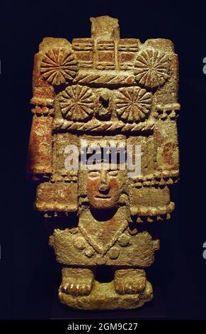 Chicomecoatl 14. Jahrhundert 1521 oder Sieben Schlange, die aztekische Göttin des Mais, der Nahrung, der Fruchtbarkeit und des landwirtschaftlichen Überflusses. Während des jährlichen Huey Tozozotli Festivals, das die Maispflanze ehrte, wurden Maiskolben und Maisstiele gebündelt und von jungen Frauen getragen, um im Tempel von Chicomecoatl zurückgelassen zu werden. Azteken (die Azteken, mesoamerikanische Kultur, Zentralmexiko 1300 bis 1521 (14.-16. Jahrhundert), Aztekenreich, Tenochtitlan, Stadtstaat der Mexica, Tenochca, Texcoco, Tlacopan) Stockfoto