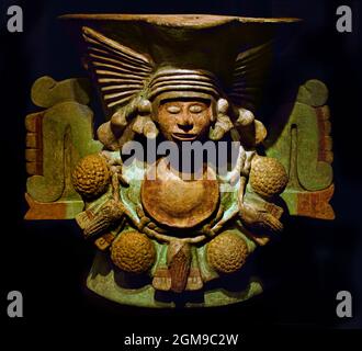Aztekischer polychromer Keramikräucherständer (Brazier) mit Darstellung von Chalchiuhtlicue, der Göttin des Wassers, der Flüsse, der Seen und der Fruchtbarkeit. Entdeckt in der Nähe des heiligen Bezirks Tlatelolco (im heutigen Mexiko-Stadt), datiert dieses Meisterwerk aus der späten Postklassik zwischen 1450–1520 n. Chr. und wird in der Dauerausstellung des Nationalmuseums für Anthropologie in Mexiko-Stadt bewahrt. Die Gottheit ist mit einem prächtigen Papierkopfschmuck, einem auffälligen runden Brustschild geschmückt und hält stilisierte Maiskolben – symbolisch für die lebenswichtige Rolle des Wassers in der landwirtschaftlichen Erneuerung Stockfoto