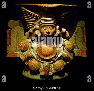 Aztekischer polychromer Keramikräucherständer (Brazier) mit Darstellung von Chalchiuhtlicue, der Göttin des Wassers, der Flüsse, der Seen und der Fruchtbarkeit. Entdeckt in der Nähe des heiligen Bezirks Tlatelolco (im heutigen Mexiko-Stadt), datiert dieses Meisterwerk aus der späten Postklassik zwischen 1450–1520 n. Chr. und wird in der Dauerausstellung des Nationalmuseums für Anthropologie in Mexiko-Stadt bewahrt. Die Gottheit ist mit einem prächtigen Papierkopfschmuck, einem auffälligen runden Brustschild geschmückt und hält stilisierte Maiskolben – symbolisch für die lebenswichtige Rolle des Wassers in der landwirtschaftlichen Erneuerung Stockfoto