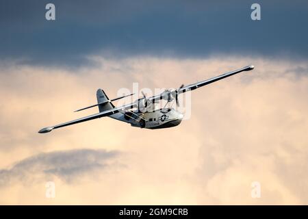 Konsolidiertes Amphibienflugzeug PBY-5A Canso Catalina (Miss Pick Up), das bei Sonnenuntergang über dem Flughafen Sanicole fliegt. Belgien. 10. September 2021 Stockfoto