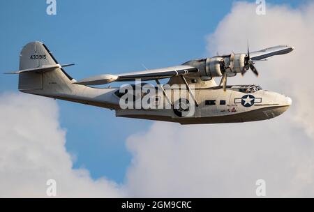 Konsolidiertes Amphibienflugzeug PBY-5A Canso Catalina (Miss Pick Up), das bei Sonnenuntergang über dem Flughafen Sanicole fliegt. Belgien. 10. September 2021 Stockfoto