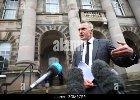 Der Juniorminister Declan Kearney spricht vor einer Veranstaltung der Presbyterianischen Kirche anlässlich des hundertjährigen Bestehens Nordirlands im Union Theological College in Belfast mit den Medien. Bilddatum: Freitag, 17. September 2021. Stockfoto