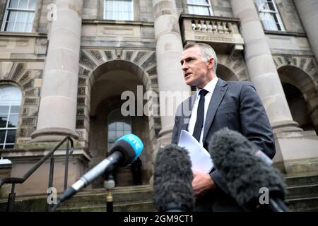 Der Juniorminister Declan Kearney spricht vor einer Veranstaltung der Presbyterianischen Kirche anlässlich des hundertjährigen Bestehens Nordirlands im Union Theological College in Belfast mit den Medien. Bilddatum: Freitag, 17. September 2021. Stockfoto