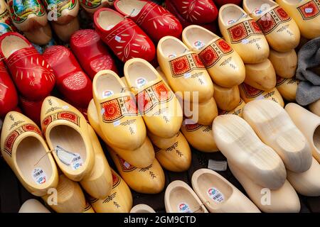 Traditionelle holländische Holzschuhe zum Verkauf auf einem Markt in Amsterdam, Holland - 3. September 2010 Stockfoto