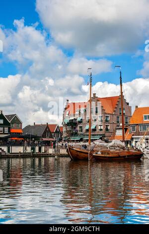 Klasische Segelboote im Hafen von Volendam, einer touristischen Fischerstadt in den Niederlanden Stockfoto