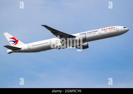 China Eastern Airlines Boeing 777-39PER Passagierflugzeug, das vom Flughafen Frankfurt am Main abfliegt. Deutschland - 7. September 2021 Stockfoto