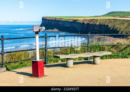 Blick über den Saltburn Beach auf das Hunt Cliff Nature Reserve, die höchsten Klippen an der Nordostküste Englands und eine berühmte Seevögelkolonie Stockfoto