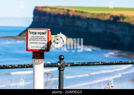 Blick über den Saltburn Beach auf das Hunt Cliff Nature Reserve, die höchsten Klippen an der Nordostküste Englands und eine berühmte Seevögelkolonie Stockfoto