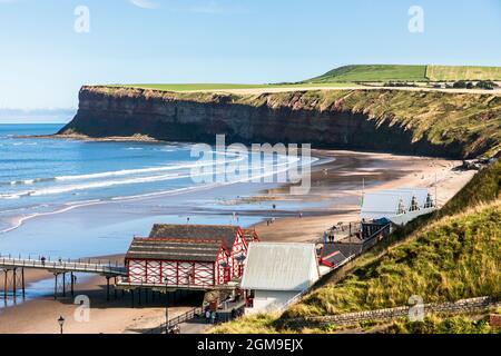 Blick über den Saltburn Beach auf das Hunt Cliff Nature Reserve, die höchsten Klippen an der Nordostküste Englands und eine berühmte Seevögelkolonie Stockfoto