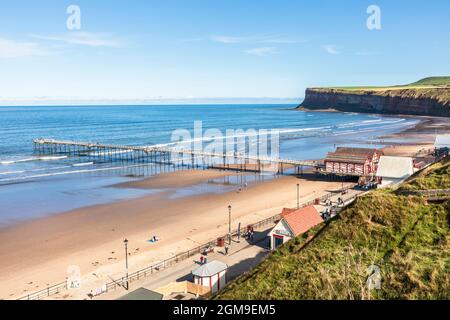 Blick über den Saltburn Beach auf das Hunt Cliff Nature Reserve, die höchsten Klippen an der Nordostküste Englands und eine berühmte Seevögelkolonie Stockfoto