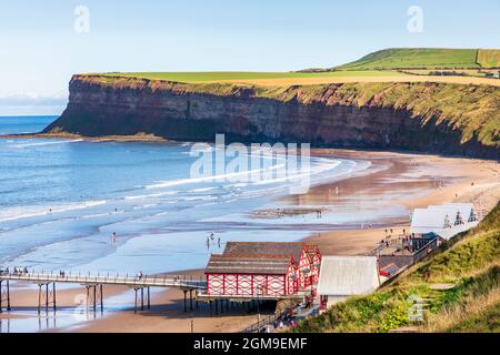 Blick über den Saltburn Beach auf das Hunt Cliff Nature Reserve, die höchsten Klippen an der Nordostküste Englands und eine berühmte Seevögelkolonie Stockfoto