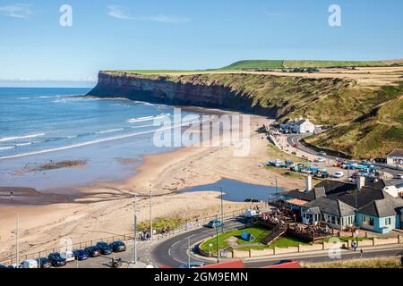 Blick über den Saltburn Beach auf das Hunt Cliff Nature Reserve, die höchsten Klippen an der Nordostküste Englands und eine berühmte Seevögelkolonie Stockfoto