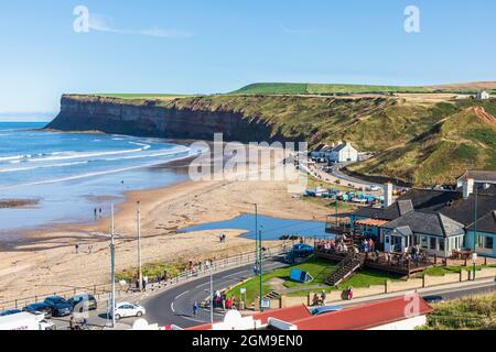 Blick über den Saltburn Beach auf das Hunt Cliff Nature Reserve, die höchsten Klippen an der Nordostküste Englands und eine berühmte Seevögelkolonie Stockfoto